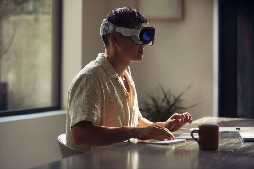 Apple-WWDC23-Vision-Pro-lifestyle-working_facebook.jpeg